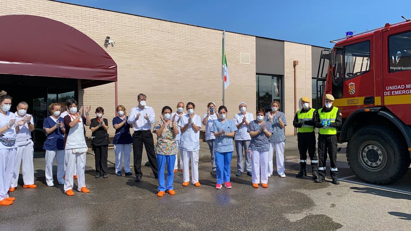 El emocionate aplauso entre sanitarios de una residencia de Gijón y la UME