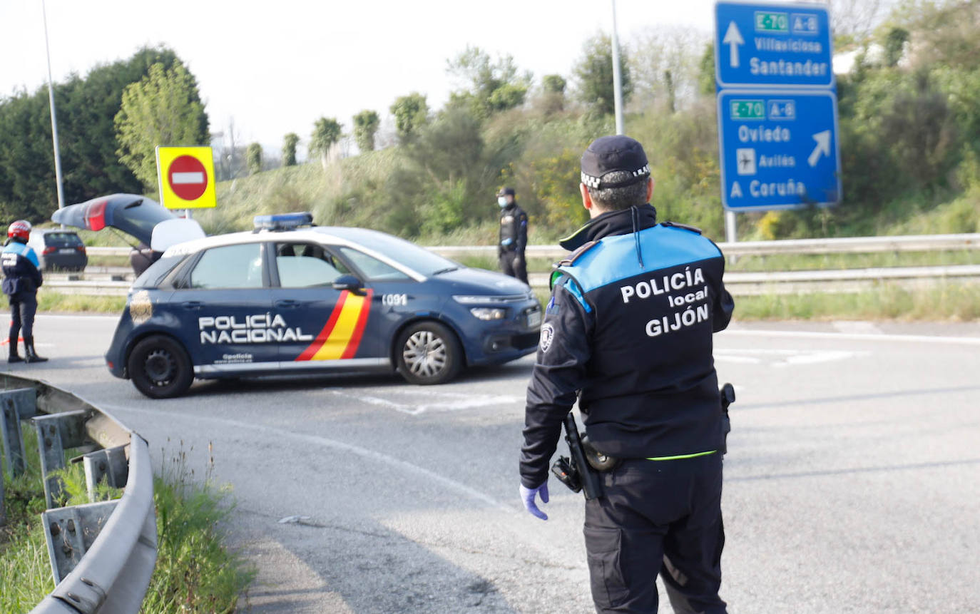 Agentes de la Policía Nacional y Local de Gijón han realizado controles de tráfico este domingo a la entrada y salida de la ciudad para garantizar las medidas de confinamiento decretadas por el Estado de Alarma para contener la pandemia de coronavirus. 