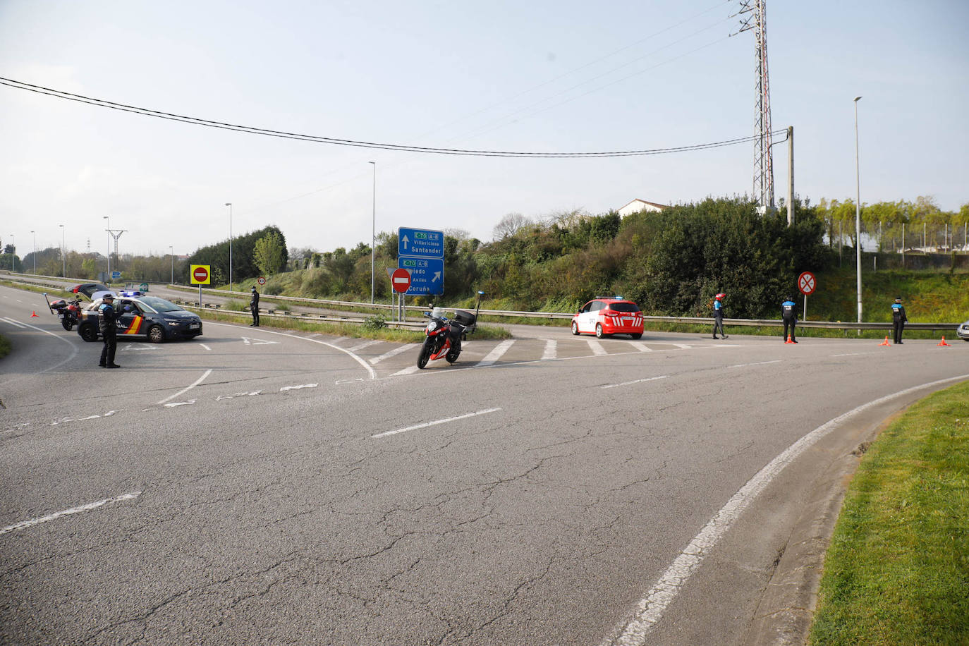 Agentes de la Policía Nacional y Local de Gijón han realizado controles de tráfico este domingo a la entrada y salida de la ciudad para garantizar las medidas de confinamiento decretadas por el Estado de Alarma para contener la pandemia de coronavirus. 