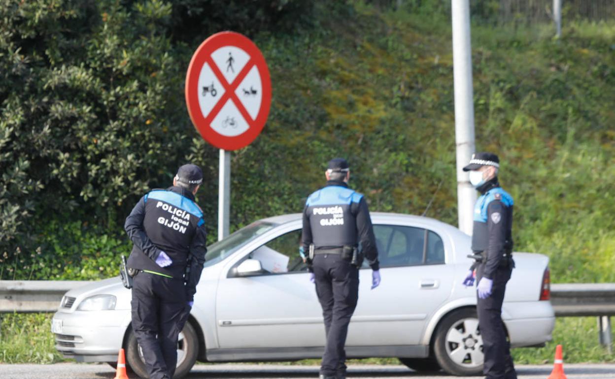 Los controles en las salidas de las ciudades se intensifican