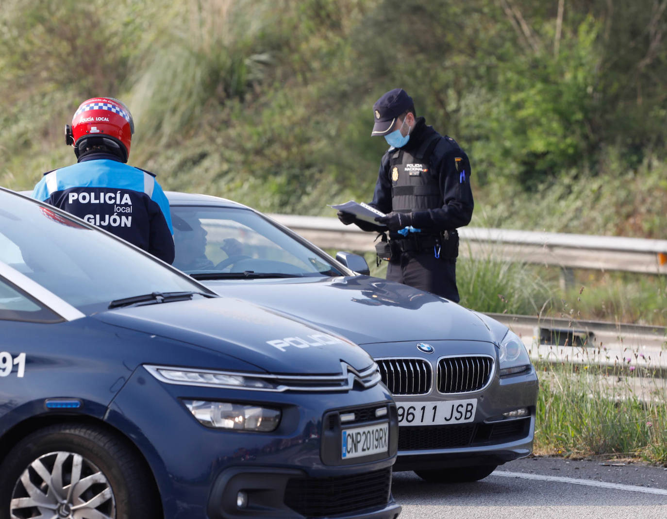 Agentes de la Policía Nacional y Local de Gijón han realizado controles de tráfico este domingo a la entrada y salida de la ciudad para garantizar las medidas de confinamiento decretadas por el Estado de Alarma para contener la pandemia de coronavirus. 