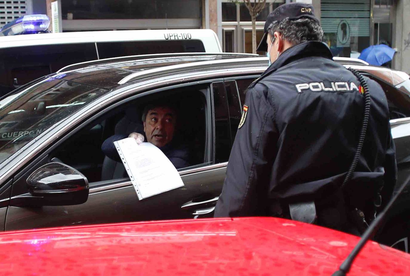 Los agentes de la Policía Nacional han trabajado este lunes para cerciorarse del cumplimiento del Estado de Alarma, después de que el Consejo de Ministros aprobase el pasado domingo el endurecimiento de las medidas de confinamiento. Los controles han llegado incluso a los autobuses urbanos de Gijón. 