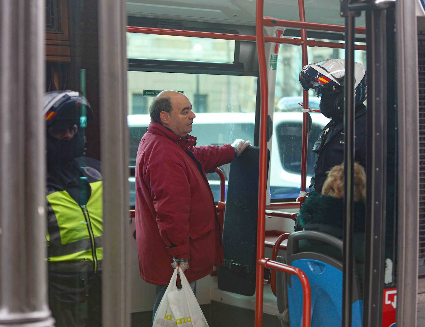 Los agentes de la Policía Nacional han trabajado este lunes para cerciorarse del cumplimiento del Estado de Alarma, después de que el Consejo de Ministros aprobase el pasado domingo el endurecimiento de las medidas de confinamiento. Los controles han llegado incluso a los autobuses urbanos de Gijón. 