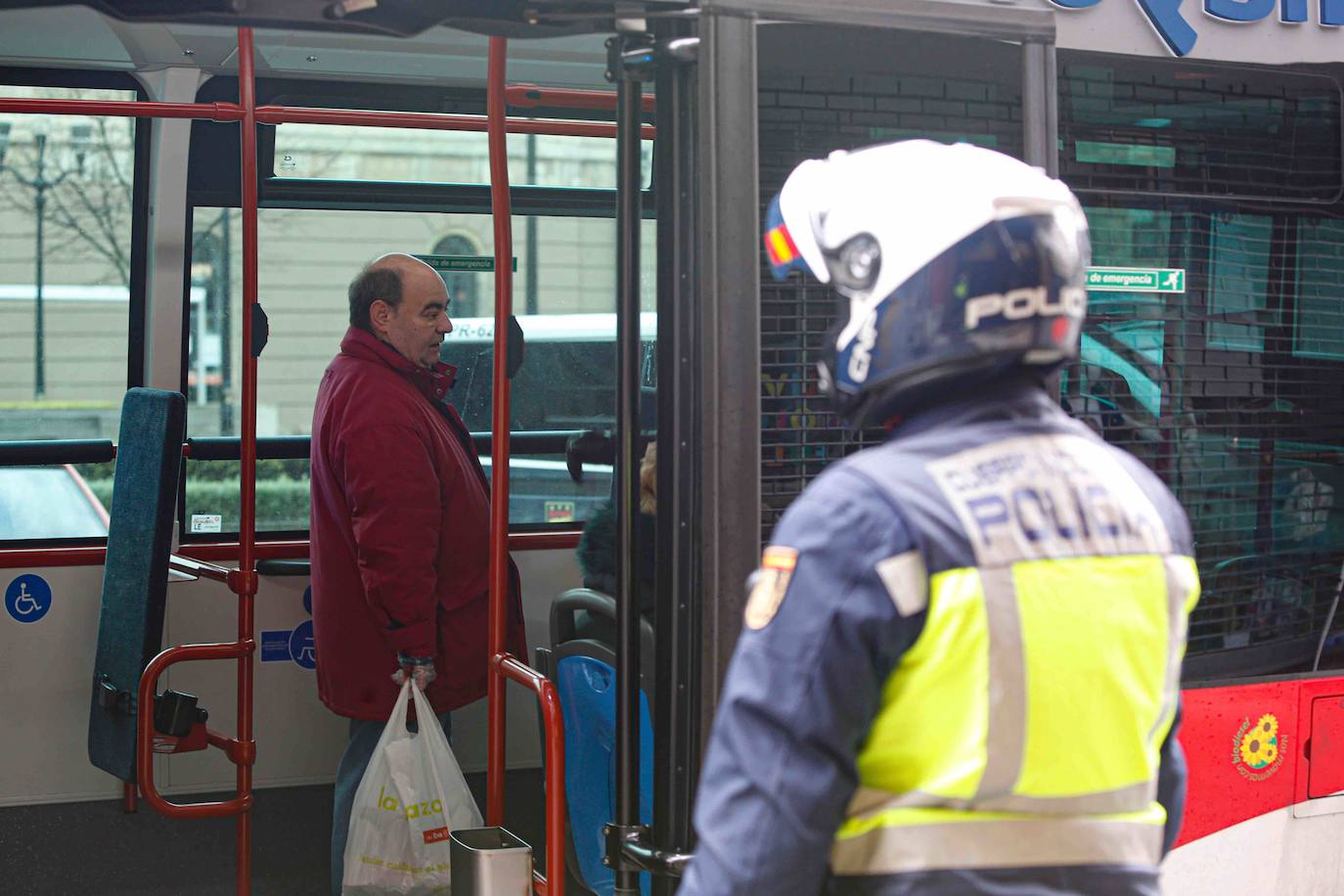 Los agentes de la Policía Nacional han trabajado este lunes para cerciorarse del cumplimiento del Estado de Alarma, después de que el Consejo de Ministros aprobase el pasado domingo el endurecimiento de las medidas de confinamiento. Los controles han llegado incluso a los autobuses urbanos de Gijón. 