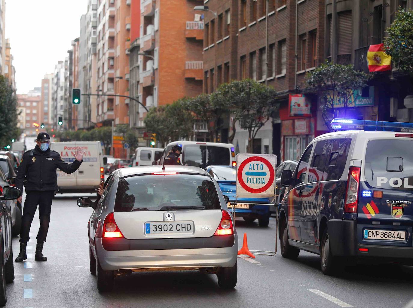 Los agentes de la Policía Nacional han trabajado este lunes para cerciorarse del cumplimiento del Estado de Alarma, después de que el Consejo de Ministros aprobase el pasado domingo el endurecimiento de las medidas de confinamiento. Los controles han llegado incluso a los autobuses urbanos de Gijón. 