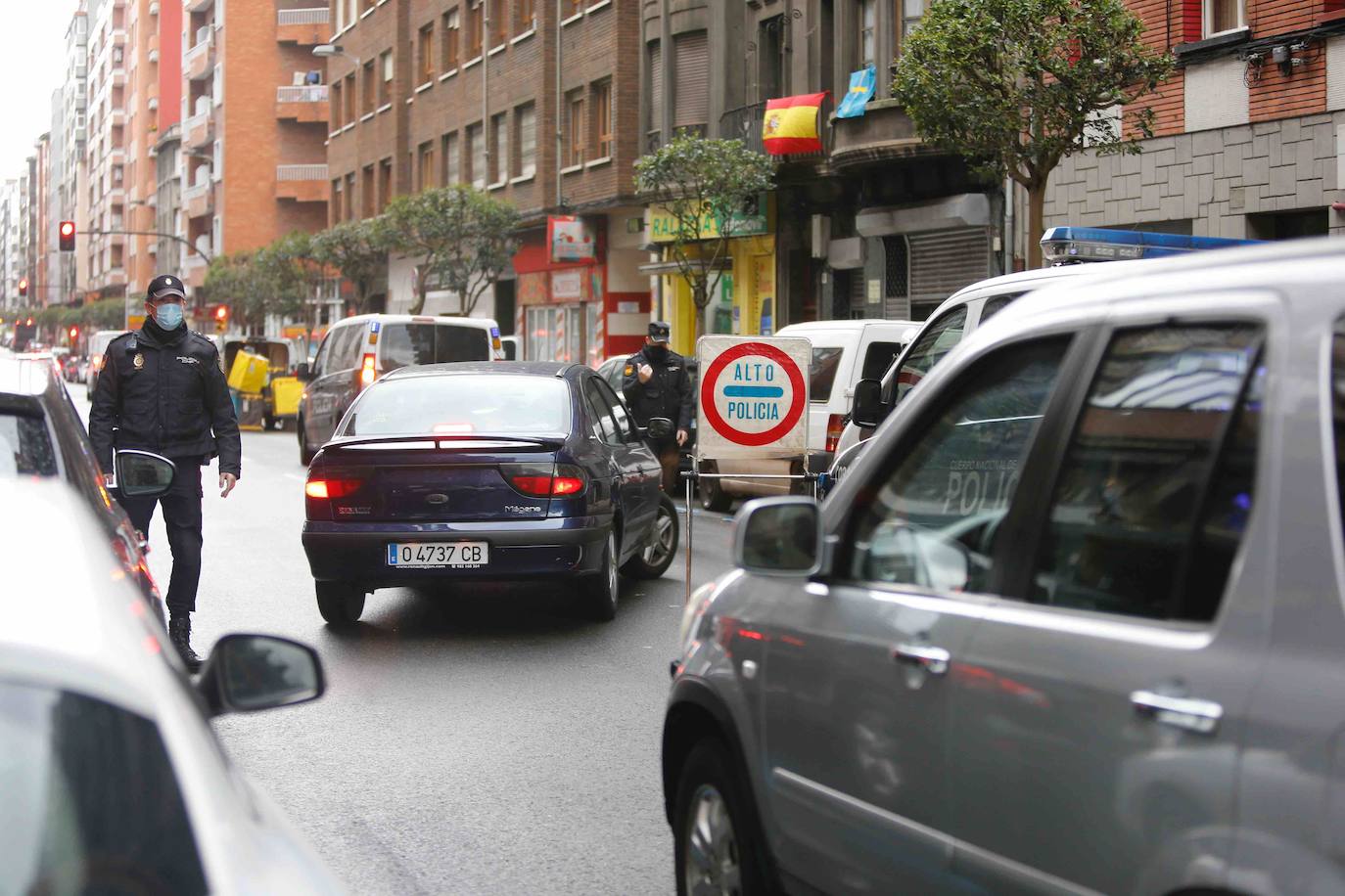 Los agentes de la Policía Nacional han trabajado este lunes para cerciorarse del cumplimiento del Estado de Alarma, después de que el Consejo de Ministros aprobase el pasado domingo el endurecimiento de las medidas de confinamiento. Los controles han llegado incluso a los autobuses urbanos de Gijón. 