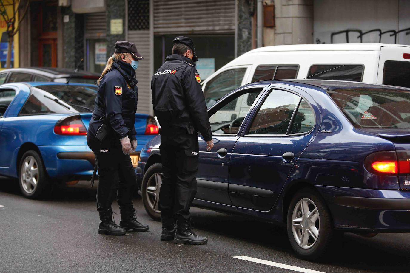 Los agentes de la Policía Nacional han trabajado este lunes para cerciorarse del cumplimiento del Estado de Alarma, después de que el Consejo de Ministros aprobase el pasado domingo el endurecimiento de las medidas de confinamiento. Los controles han llegado incluso a los autobuses urbanos de Gijón. 