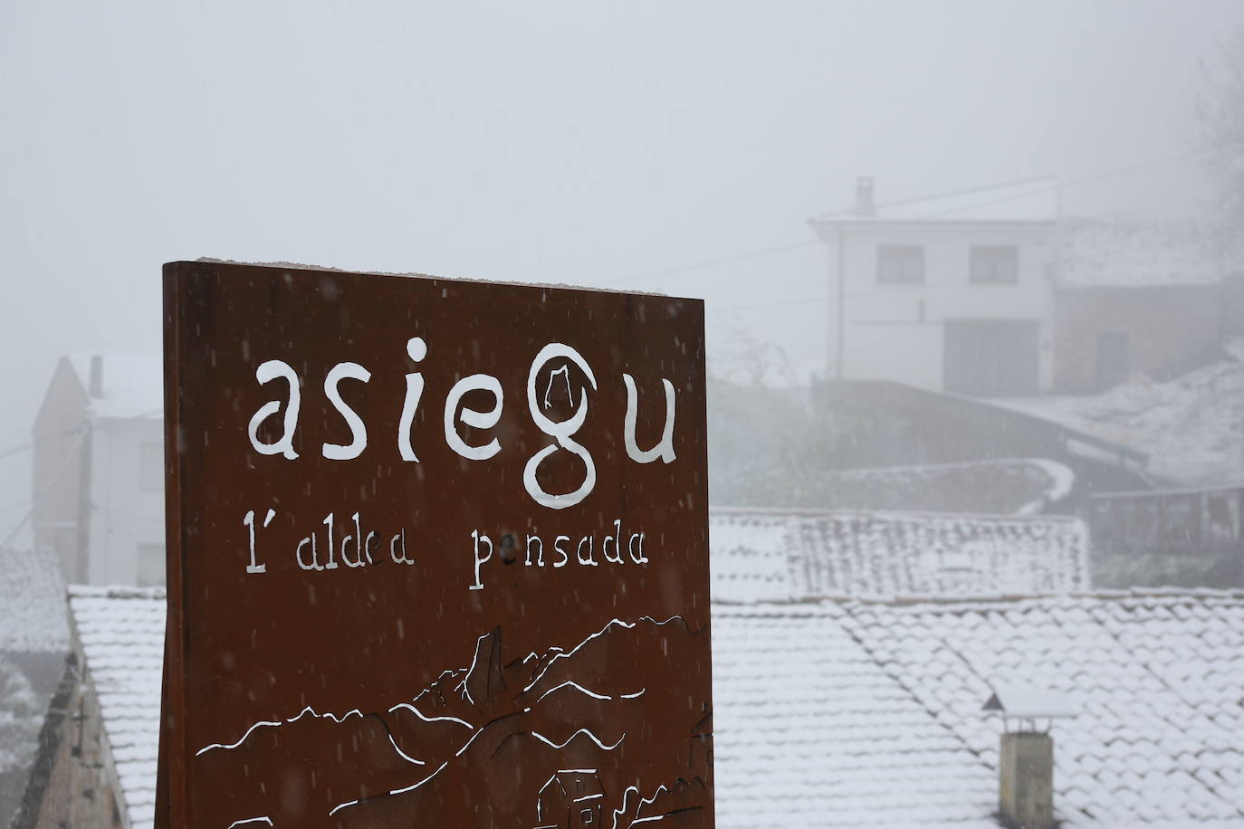 Marzo se despide dejando una imagen poco habitual durante la primavera. Parte del Principado de Asturias ha amanecido bajo un manto de nieve y la previsión meteorológica es que continúe nevando durante la jornada del martes. 
