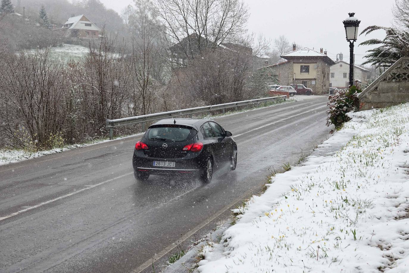 Marzo se despide dejando una imagen poco habitual durante la primavera. Parte del Principado de Asturias ha amanecido bajo un manto de nieve y la previsión meteorológica es que continúe nevando durante la jornada del martes. 