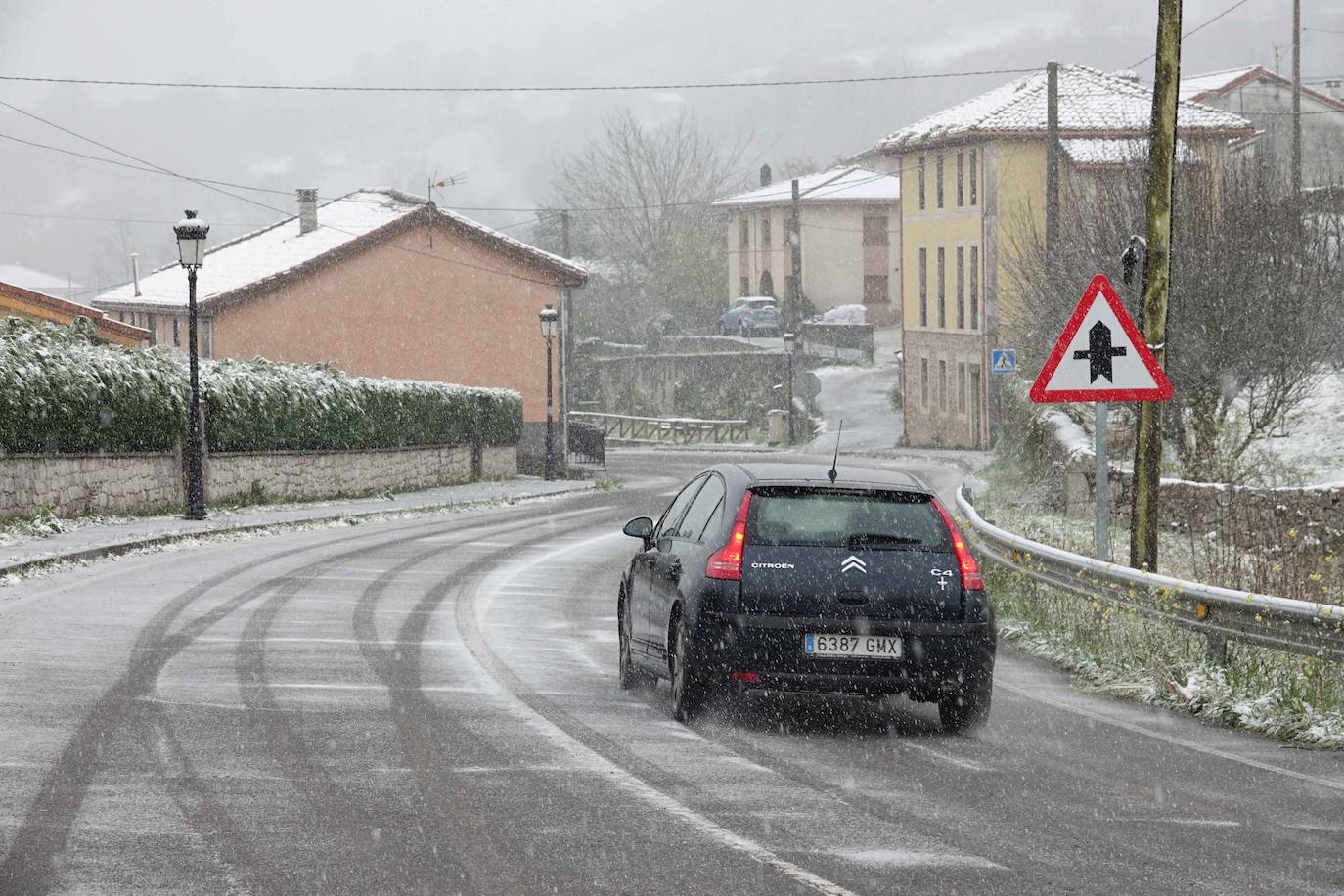 Marzo se despide dejando una imagen poco habitual durante la primavera. Parte del Principado de Asturias ha amanecido bajo un manto de nieve y la previsión meteorológica es que continúe nevando durante la jornada del martes. 