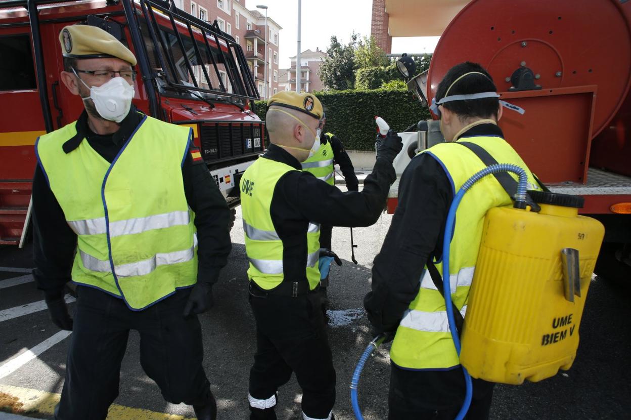 Los efectivos de la UME preparándose para realizar las tareas de limpieza y desinfección en el centro gerontológico Jovellanos, el sábado. 