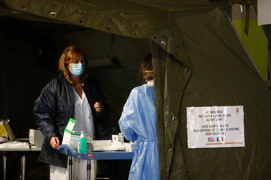 Los sanitarios que hayan cumplido su séptimo día en cuarentena podrán acudir con cita previa en su coche al hospital de campaña.