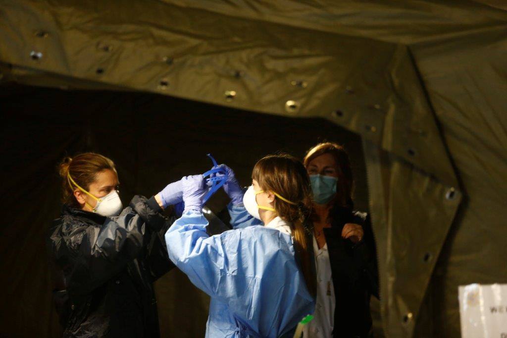 Los sanitarios que hayan cumplido su séptimo día en cuarentena podrán acudir con cita previa en su coche al hospital de campaña.