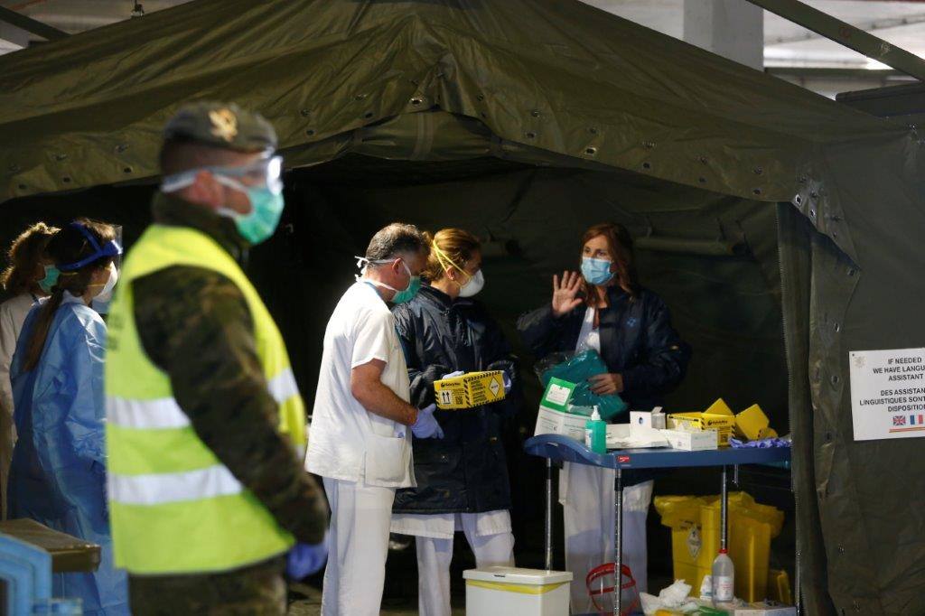 Los sanitarios que hayan cumplido su séptimo día en cuarentena podrán acudir con cita previa en su coche al hospital de campaña.