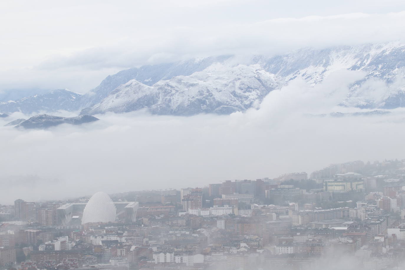 Un manto blanco ha cubierto las zonas altas de la capital asturiana y las cumbres que la rodean. Imágenes espectaculares en plena primavera desde El Cristo y El Naranco, con impresionantes vistas hacia el Aramo y la cordillera. 