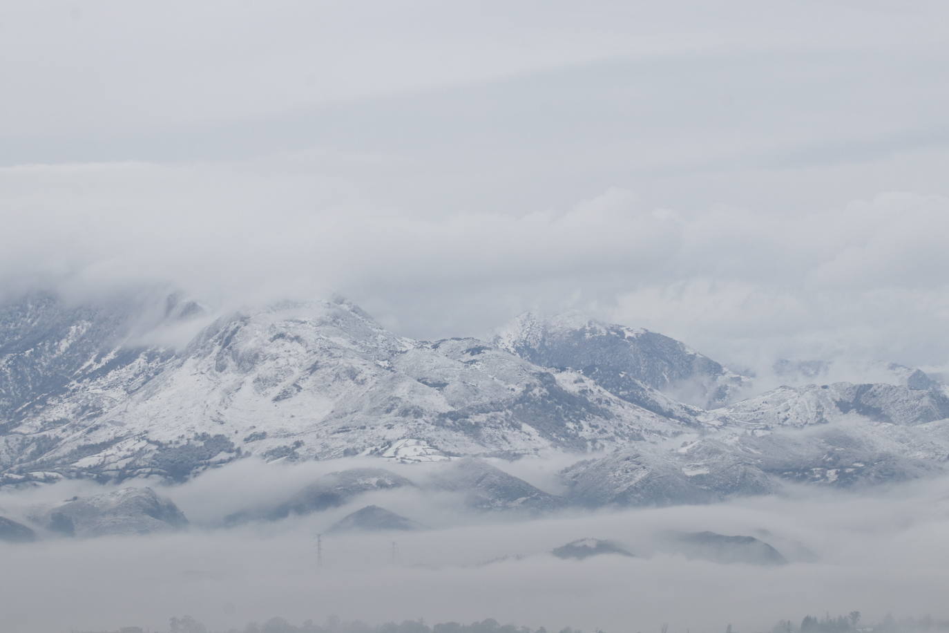 Un manto blanco ha cubierto las zonas altas de la capital asturiana y las cumbres que la rodean. Imágenes espectaculares en plena primavera desde El Cristo y El Naranco, con impresionantes vistas hacia el Aramo y la cordillera. 