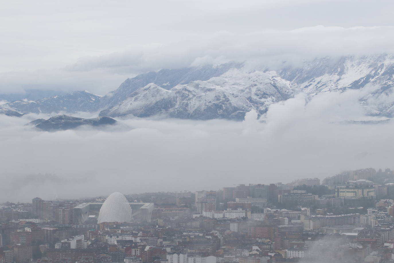 Un manto blanco ha cubierto las zonas altas de la capital asturiana y las cumbres que la rodean. Imágenes espectaculares en plena primavera desde El Cristo y El Naranco, con impresionantes vistas hacia el Aramo y la cordillera. 