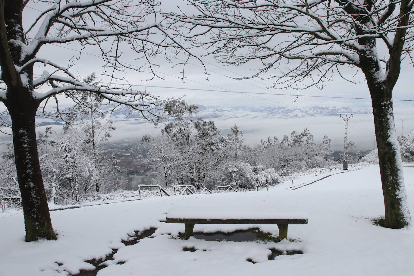 Un manto blanco ha cubierto las zonas altas de la capital asturiana y las cumbres que la rodean. Imágenes espectaculares en plena primavera desde El Cristo y El Naranco, con impresionantes vistas hacia el Aramo y la cordillera. 