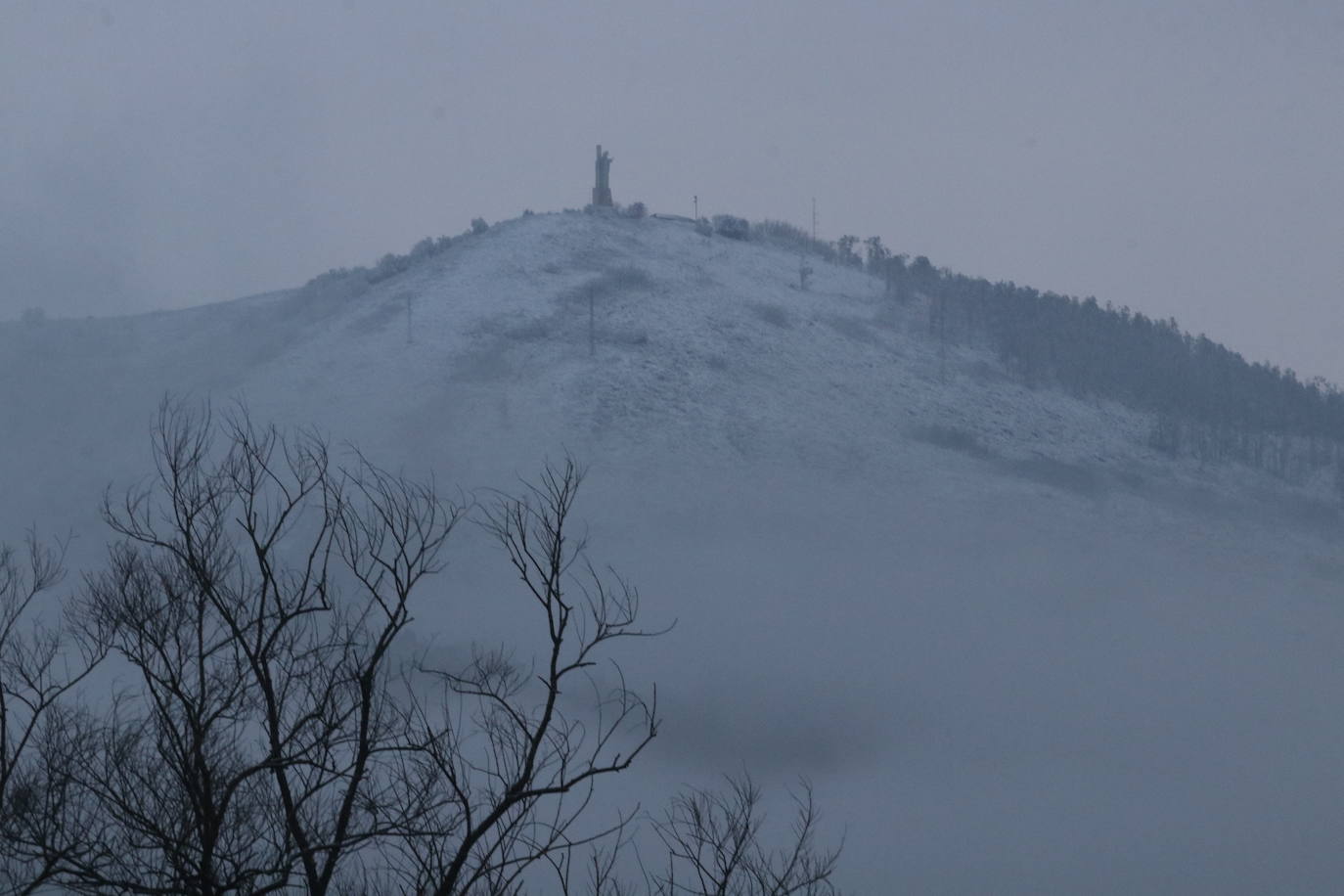 Un manto blanco ha cubierto las zonas altas de la capital asturiana y las cumbres que la rodean. Imágenes espectaculares en plena primavera desde El Cristo y El Naranco, con impresionantes vistas hacia el Aramo y la cordillera. 