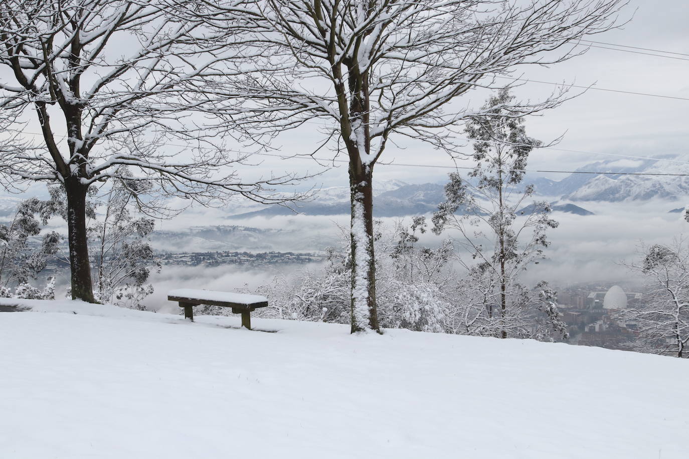 Un manto blanco ha cubierto las zonas altas de la capital asturiana y las cumbres que la rodean. Imágenes espectaculares en plena primavera desde El Cristo y El Naranco, con impresionantes vistas hacia el Aramo y la cordillera. 