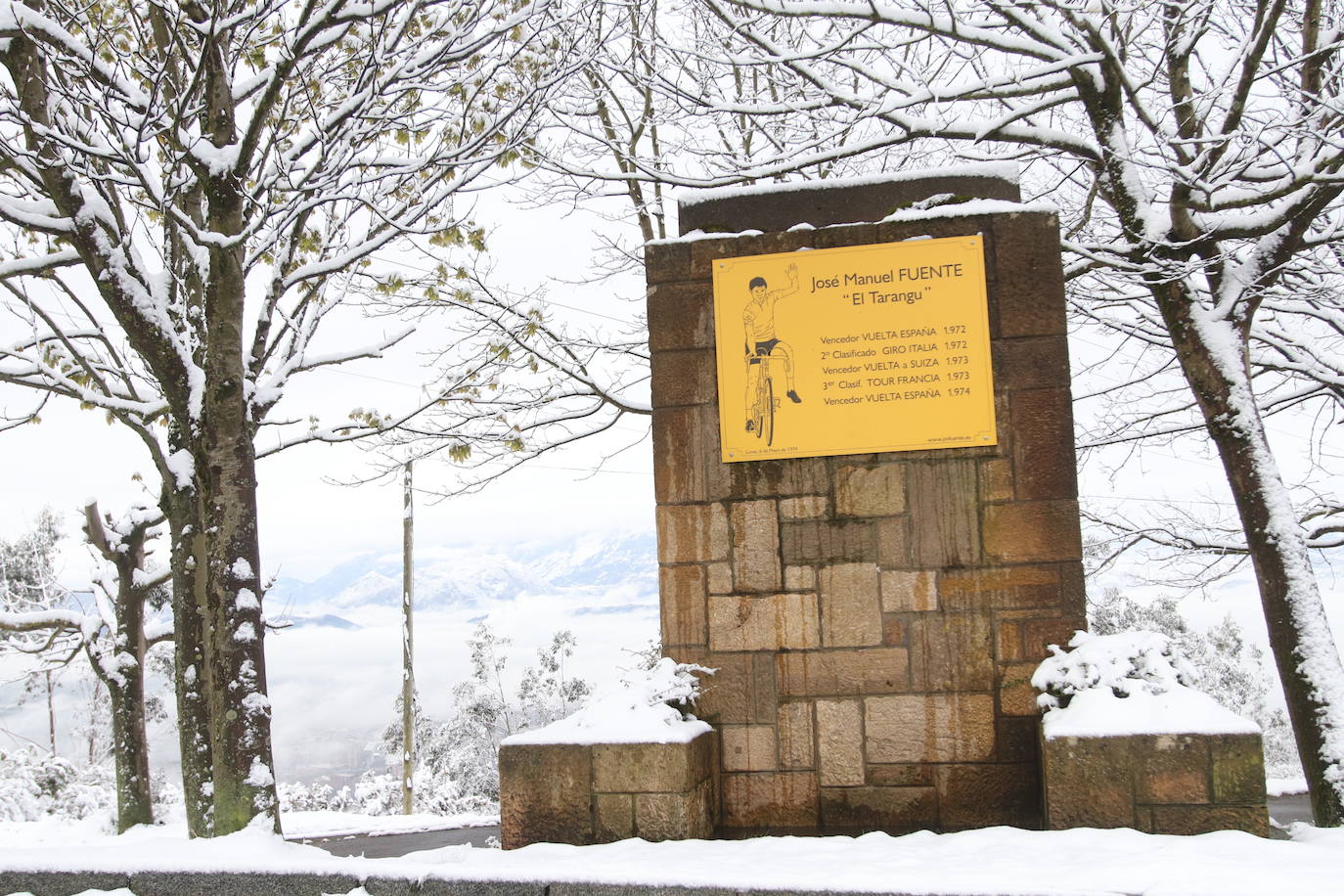 Un manto blanco ha cubierto las zonas altas de la capital asturiana y las cumbres que la rodean. Imágenes espectaculares en plena primavera desde El Cristo y El Naranco, con impresionantes vistas hacia el Aramo y la cordillera. 