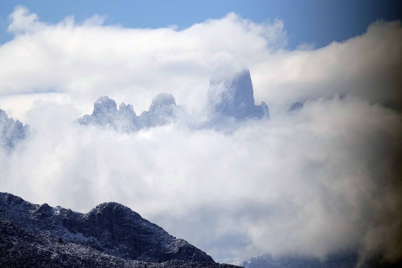 La recién estrenada primavera deja en la región una de esas nevadas que invitan a disfrutar del paisaje. Pese a que la mayoría de los asturianos la han vivido desde el confinamiento por el coronavirus, EL COMERCIO les invita a hacer un recorrido por las mejores estampas blancas de la región. 