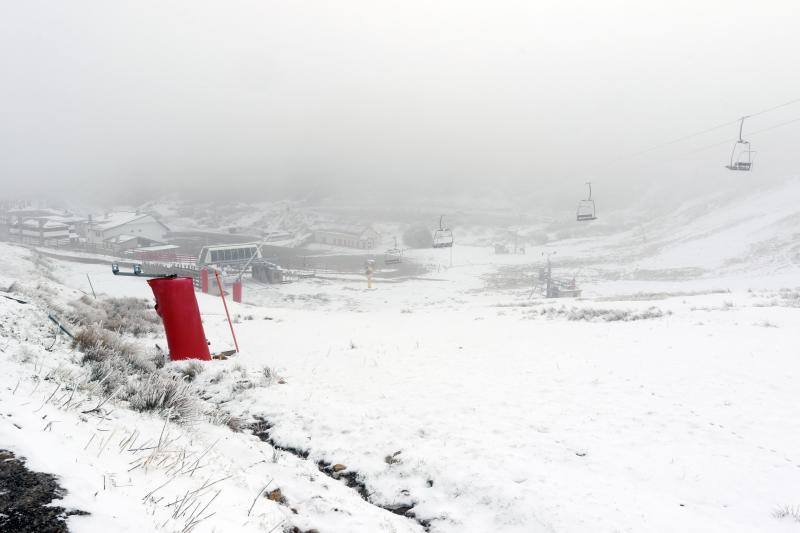 La recién estrenada primavera deja en la región una de esas nevadas que invitan a disfrutar del paisaje. Pese a que la mayoría de los asturianos la han vivido desde el confinamiento por el coronavirus, EL COMERCIO les invita a hacer un recorrido por las mejores estampas blancas de la región. 