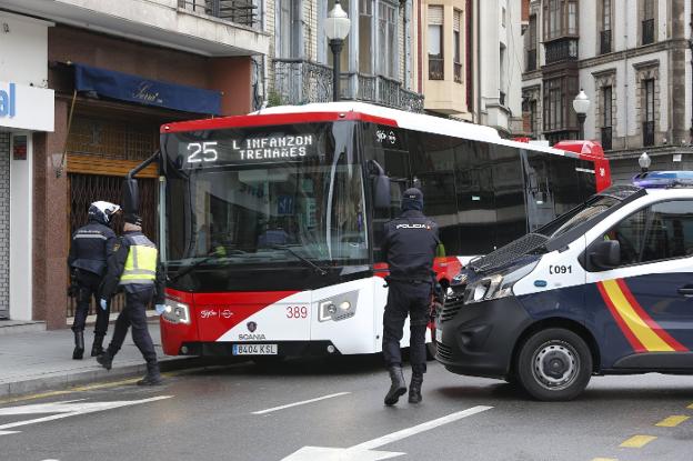 La Policía también empezó a controlar los viajeros que se desplazan en transporte público, para ver si su viaje estaba justificado. 