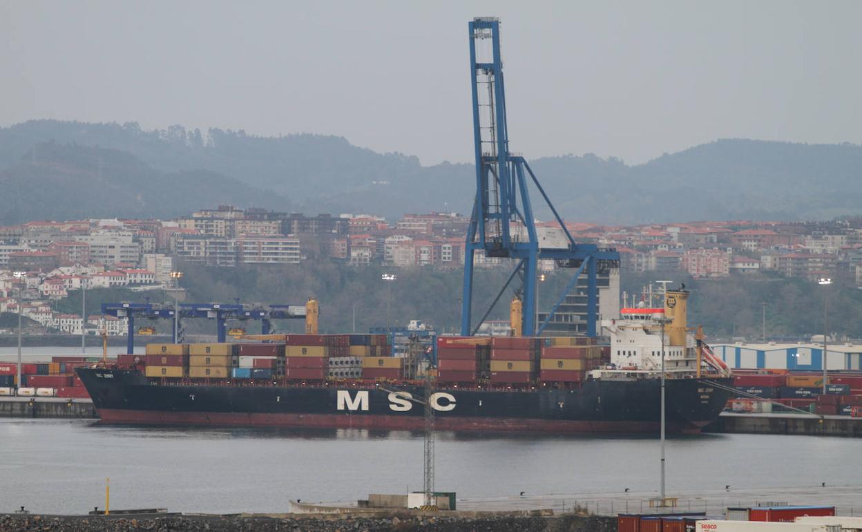 El mercante se empezó a ver a simple vista desde la costa al anocher