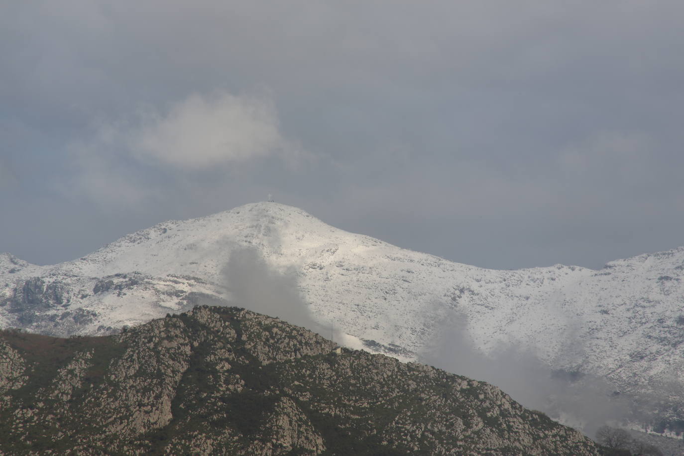 La recién estrenada primavera deja en la región una de esas nevadas que invitan a disfrutar del paisaje. Pese a que la mayoría de los asturianos la han vivido desde el confinamiento por el coronavirus, EL COMERCIO les invita a hacer un recorrido por las mejores estampas blancas de la región. 