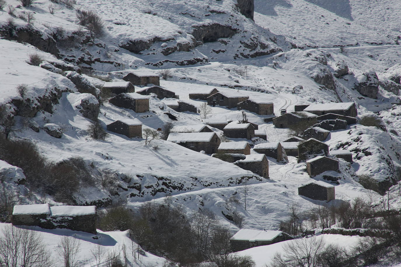 La recién estrenada primavera deja en la región una de esas nevadas que invitan a disfrutar del paisaje. Pese a que la mayoría de los asturianos la han vivido desde el confinamiento por el coronavirus, EL COMERCIO les invita a hacer un recorrido por las mejores estampas blancas de la región. 