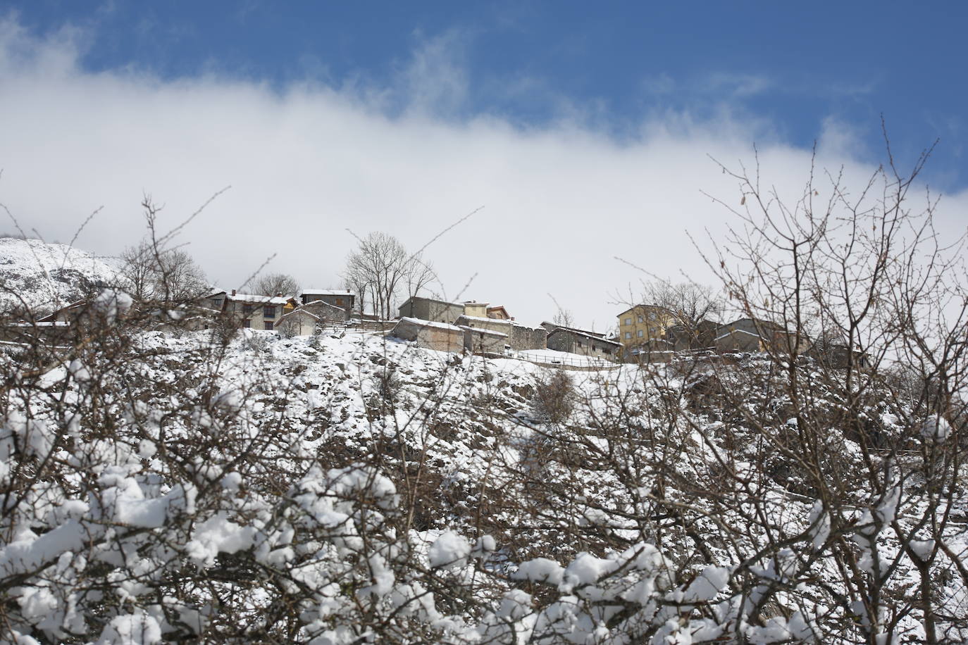La recién estrenada primavera deja en la región una de esas nevadas que invitan a disfrutar del paisaje. Pese a que la mayoría de los asturianos la han vivido desde el confinamiento por el coronavirus, EL COMERCIO les invita a hacer un recorrido por las mejores estampas blancas de la región. 