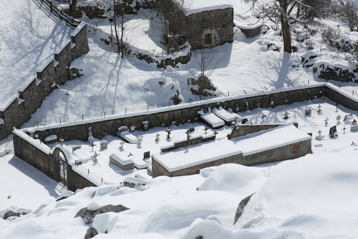La recién estrenada primavera deja en la región una de esas nevadas que invitan a disfrutar del paisaje. Pese a que la mayoría de los asturianos la han vivido desde el confinamiento por el coronavirus, EL COMERCIO les invita a hacer un recorrido por las mejores estampas blancas de la región. 