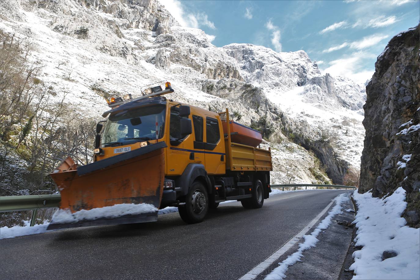 La recién estrenada primavera deja en la región una de esas nevadas que invitan a disfrutar del paisaje. Pese a que la mayoría de los asturianos la han vivido desde el confinamiento por el coronavirus, EL COMERCIO les invita a hacer un recorrido por las mejores estampas blancas de la región. 