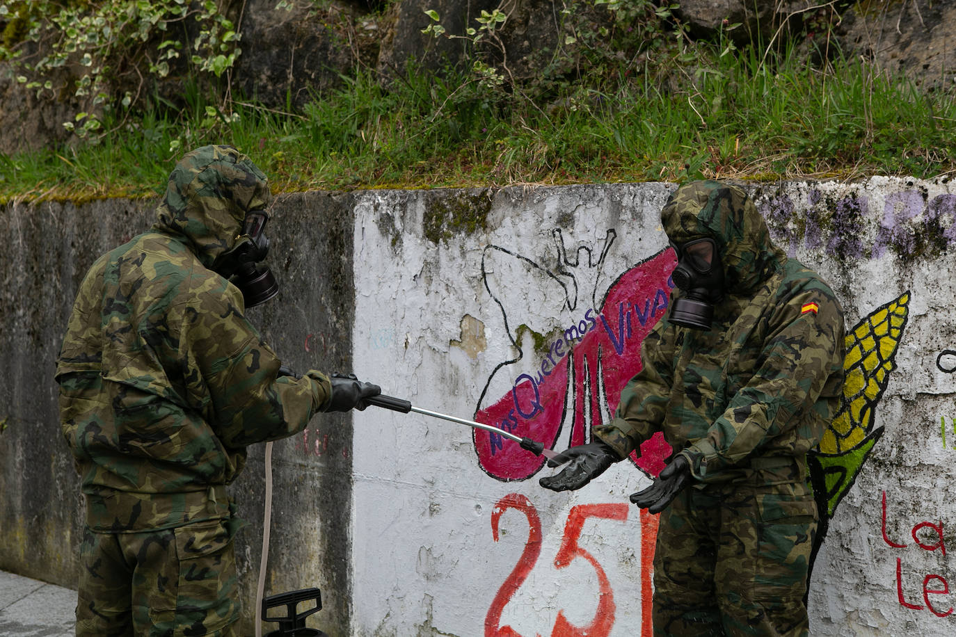 Los equipos de descontaminación del Ejército de Tierra han realilzado labores de desinfección en las estaciones de tren y de autobús de Siero. También se han desplegado, dentro de la Operación Balmis, en Oviedo Y Gijón. Se trata de efectivos que pertenecen al Regimiento de Infantería Príncipe número 3, que forma parte de la Brigada Galicia VII y que tiene su sede en el acuartelamiento de Cabo Noval.