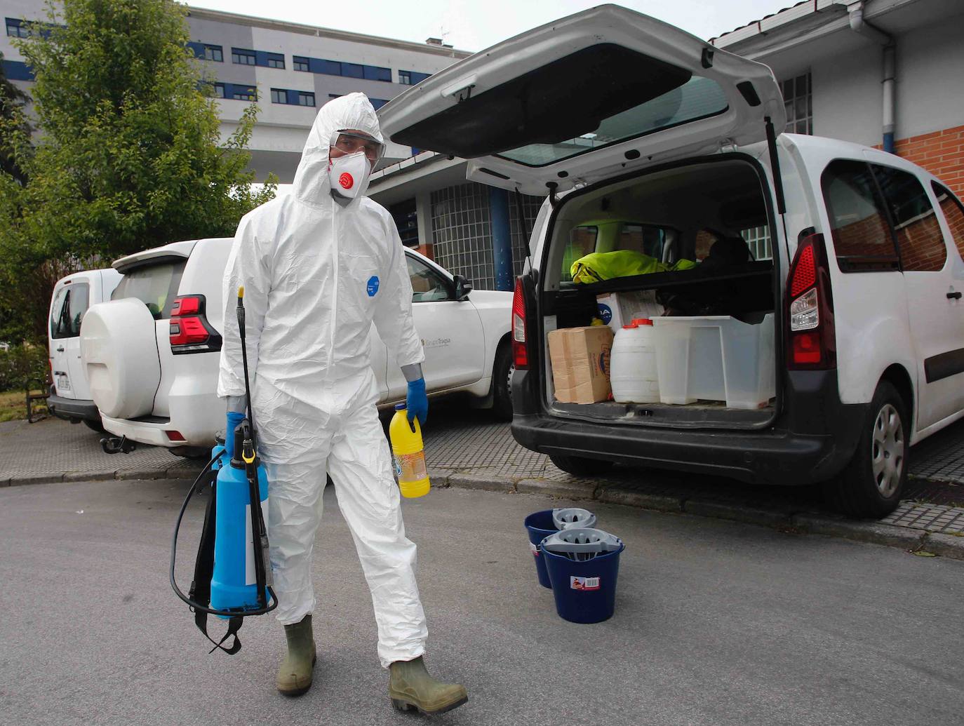 Operarios de Tragsa han sido los encargados de realizar hoy las labores de limpieza y desinfección en la residencia del ERA de Laviana.