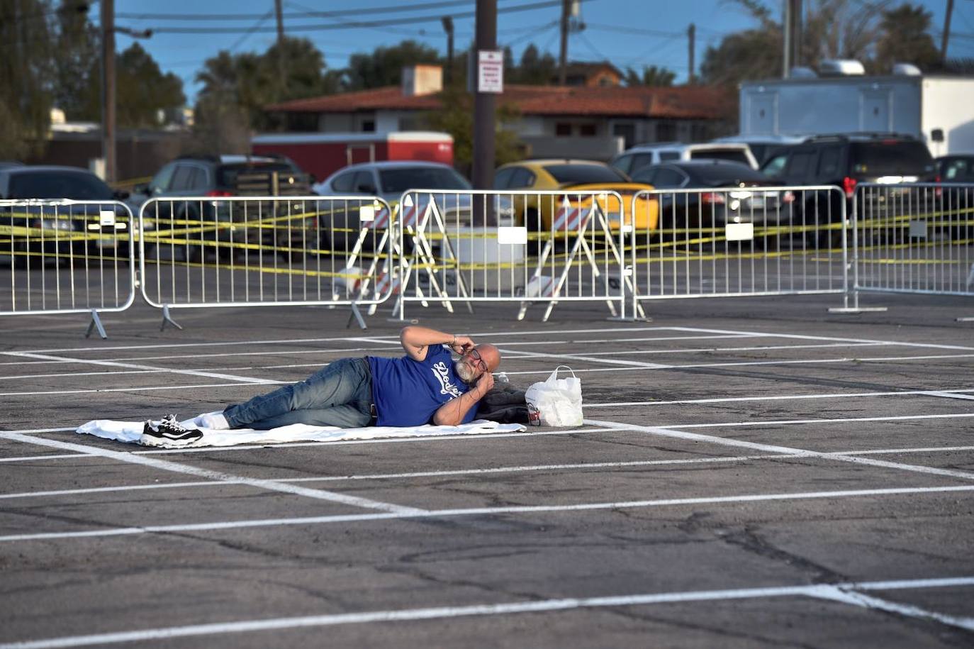 Medio millar de personas sin hogar se han quedado al raso al cerrarse un centro de caridad donde pasaban la noche por el coronavirus en Las Vegas. Las autoridades han instalado un albergue provisional en un parking al aire libre.