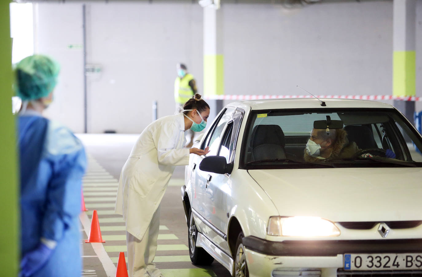 Trabajo de los profesionales sanitarios en el hospital instalado en el aparcamiento subterráneo del centro sanitario ovetense. 