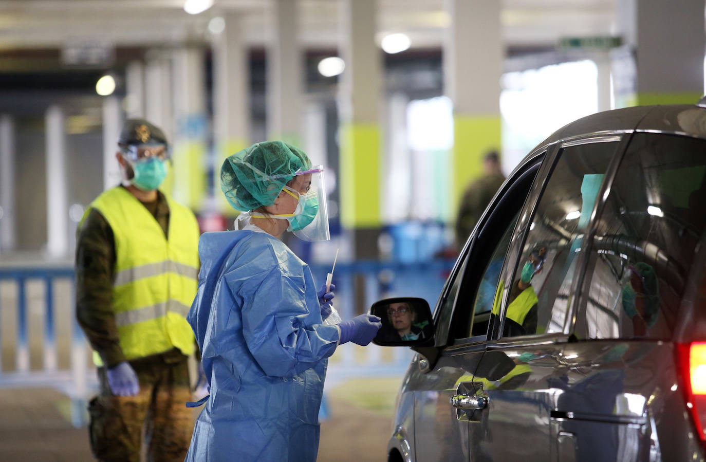 Trabajo de los profesionales sanitarios en el hospital instalado en el aparcamiento subterráneo del centro sanitario ovetense. 