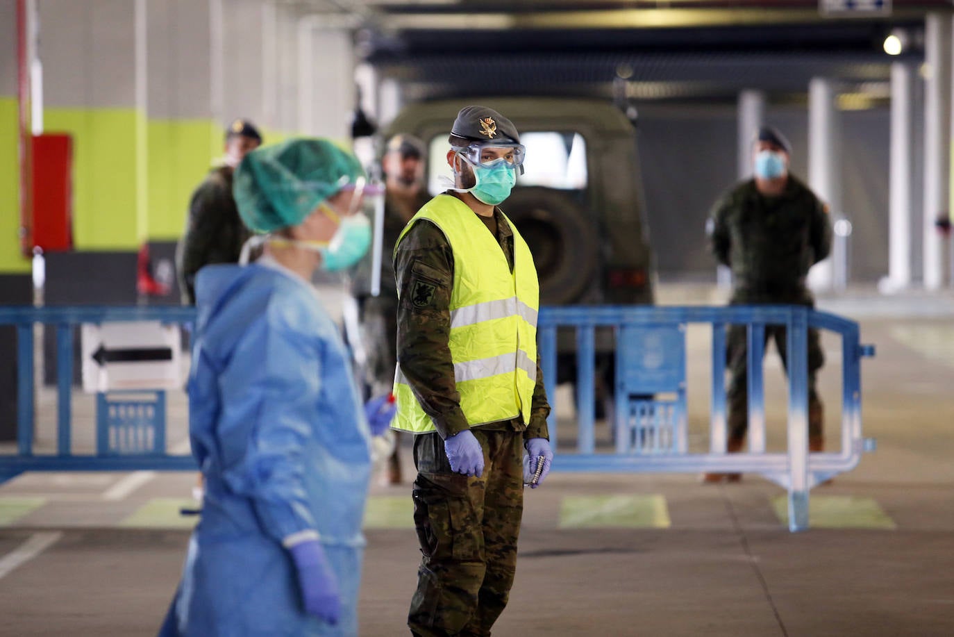 Trabajo de los profesionales sanitarios en el hospital instalado en el aparcamiento subterráneo del centro sanitario ovetense. 