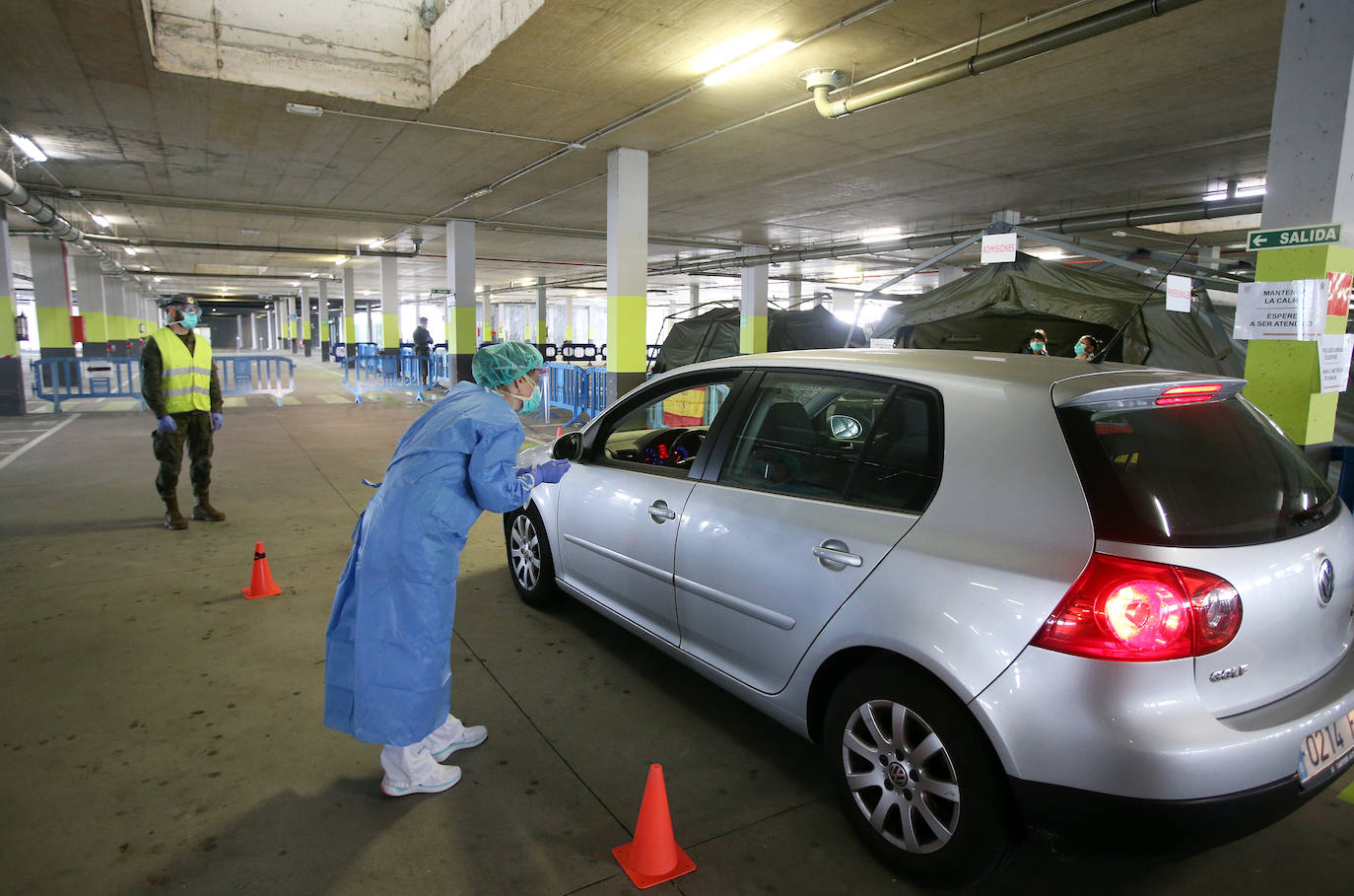 Trabajo de los profesionales sanitarios en el hospital instalado en el aparcamiento subterráneo del centro sanitario ovetense. 
