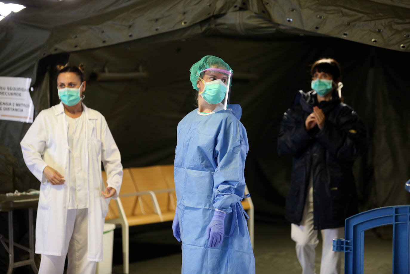 Trabajo de los profesionales sanitarios en el hospital instalado en el aparcamiento subterráneo del centro sanitario ovetense. 