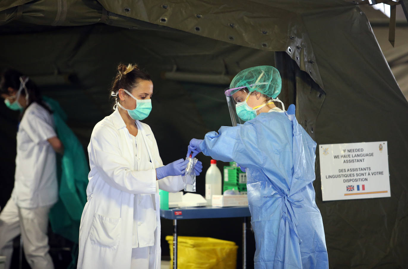 Trabajo de los profesionales sanitarios en el hospital instalado en el aparcamiento subterráneo del centro sanitario ovetense. 