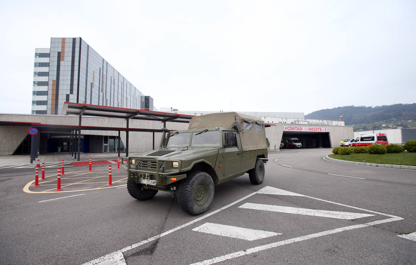 Trabajo de los profesionales sanitarios en el hospital instalado en el aparcamiento subterráneo del centro sanitario ovetense. 
