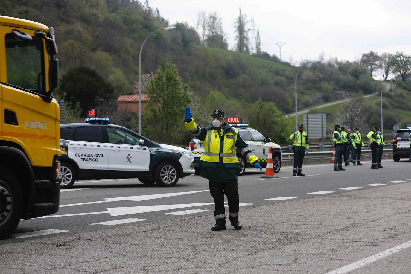 La Guardia Civil controla en Campomanes la entrada de vehículos hacia el Principado