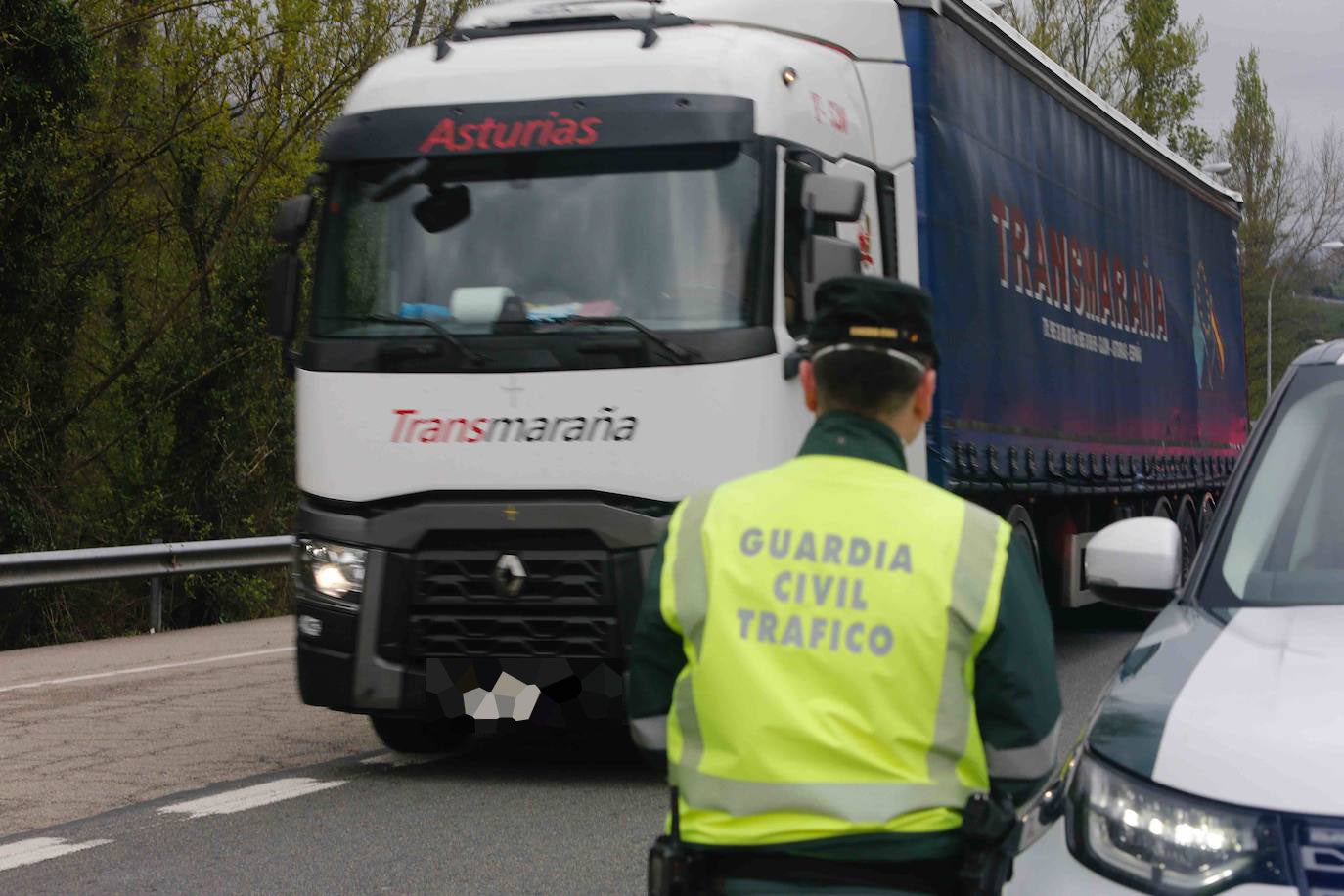 La Guardia Civil controla en Campomanes la entrada de vehículos hacia el Principado