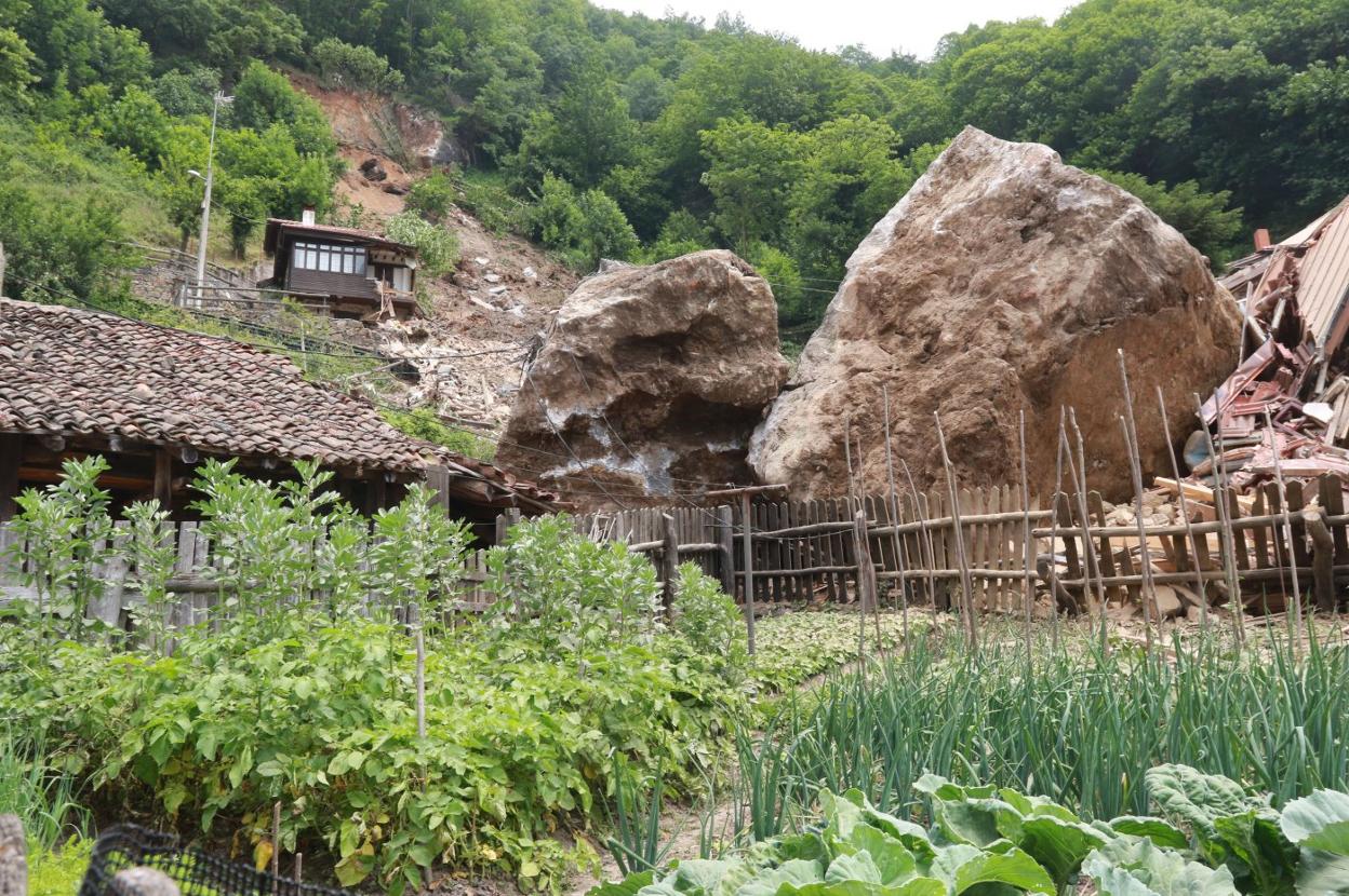 La rocas de grandes dimensiones que cayeron sobre el pueblo de La Cortina en 2018. 