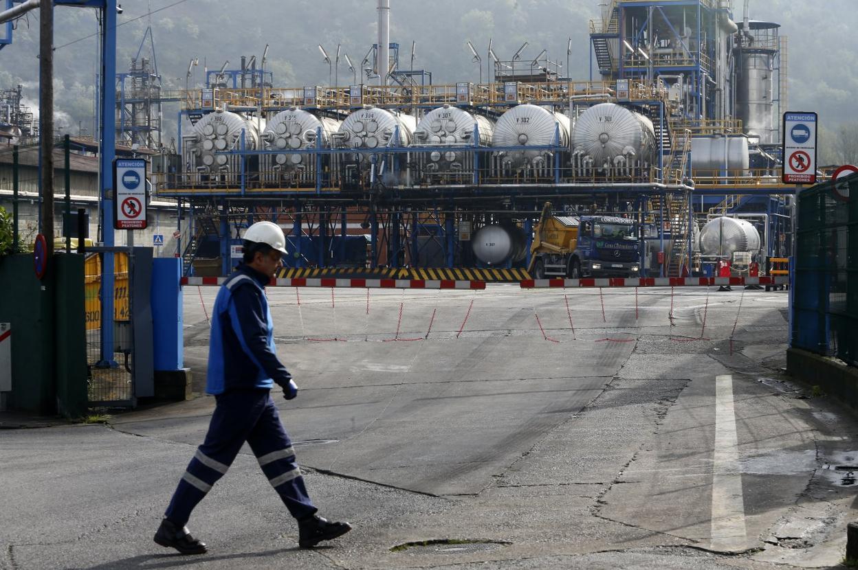 Un trabajador de Química del Nalón, en la planta que la empresa tiene en Trubia. 