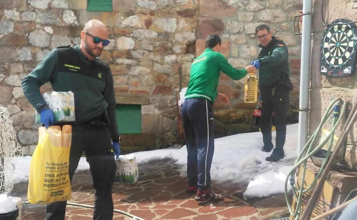 La Guardia Civil lleva alimentos, medicinas y material escolar a los vecinos de Tresviso, en Picos de Europa
