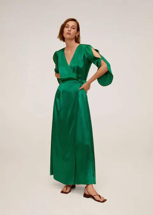 Vestido cruzado de algodón y acabado satinado en color verde de Mango, 69,99 euros.